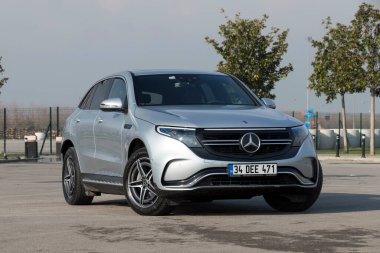 İstanbul, Türkiye - 19 Ocak 2021: Mercedes-Benz EQC Mercedes-Benz 'in ürettiği elektrikli bir lüks SUV. Elektrikli Mercedes EQ ailesinin ilk üyesidir..