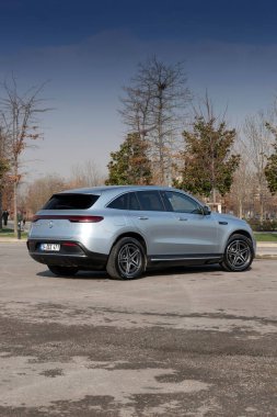 İstanbul, Türkiye - 19 Ocak 2021: Mercedes-Benz EQC Mercedes-Benz 'in ürettiği elektrikli bir lüks SUV. Elektrikli Mercedes EQ ailesinin ilk üyesidir..