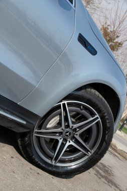 İstanbul, Türkiye - 19 Ocak 2021: Mercedes-Benz EQC Mercedes-Benz 'in ürettiği elektrikli bir lüks SUV. Elektrikli Mercedes EQ ailesinin ilk üyesidir..