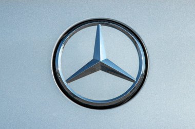 Arabanın üzerinde Mercedes logosu var.