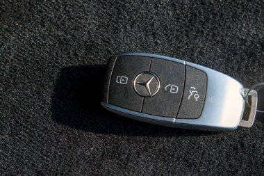 İstanbul, Türkiye - 19 Ocak 2021: Mercedes-Benz EQC Mercedes-Benz 'in ürettiği elektrikli bir lüks SUV. Elektrikli Mercedes EQ ailesinin ilk üyesidir. Bu EQC araba anahtarı..