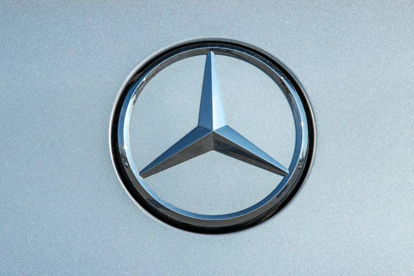 Arabanın üzerinde Mercedes logosu var.