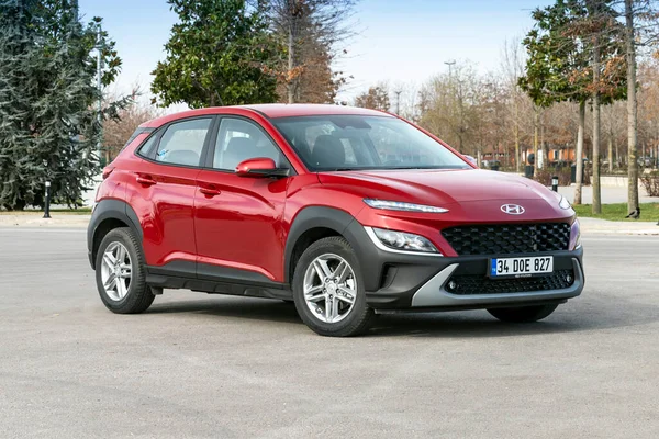 Hyundai Kona, Güney Koreli üretici Hyundai tarafından tasarlanmış beş kapılı bir arazi aracı..