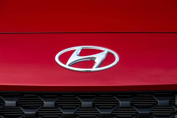 Hyundai Kona, Güney Koreli üretici Hyundai tarafından tasarlanmış beş kapılı bir arazi aracı..