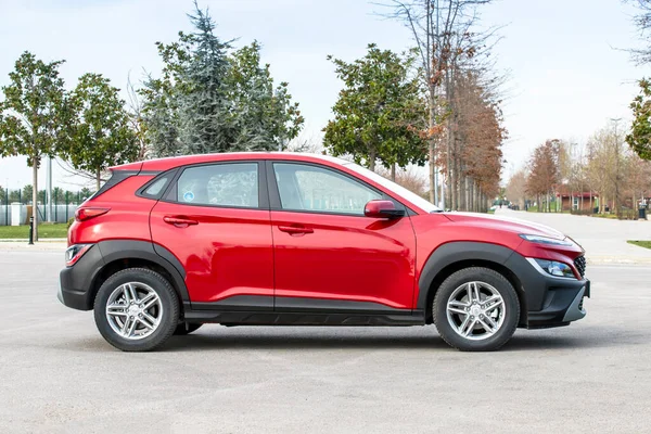 Hyundai Kona, Güney Koreli üretici Hyundai tarafından tasarlanmış beş kapılı bir arazi aracı.