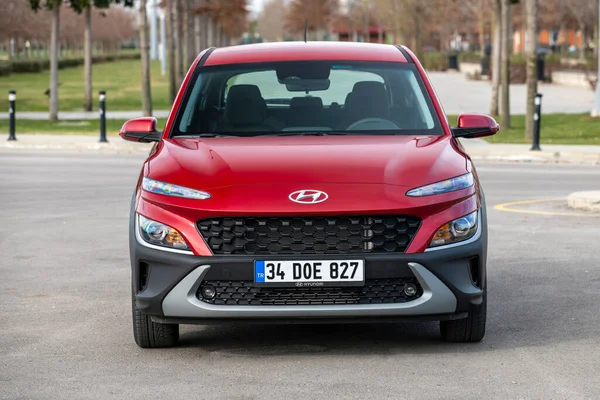 Hyundai Kona, Güney Koreli üretici Hyundai tarafından tasarlanmış beş kapılı bir arazi aracı.