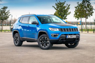 Jeep Pusula kompakt bir arazi aracı. Tüm tekerden çekişli hibrit araba fotoshoot için park edildi..