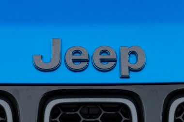 Jeep Pusula kompakt bir arazi aracı. Tüm tekerden çekişli hibrit araba fotoshoot için park edildi..