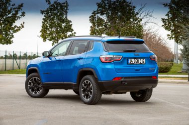 Jeep Pusula kompakt bir arazi aracı. Tüm tekerden çekişli hibrit araba fotoshoot için park edildi..