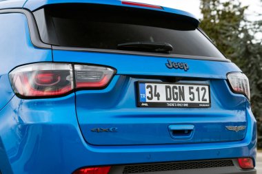 Jeep Pusula kompakt bir arazi aracı. Tüm tekerden çekişli hibrit araba fotoshoot için park edildi..