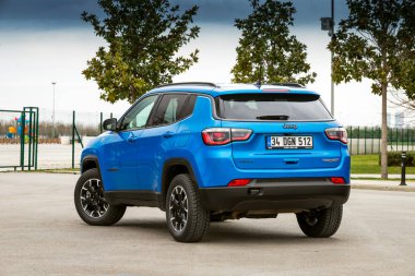 Jeep Pusula kompakt bir arazi aracı. Tüm tekerden çekişli hibrit araba fotoshoot için park edildi..