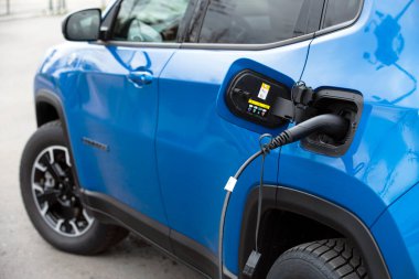 Jeep Pusula kompakt bir arazi aracı. Tüm tekerden çekişli hibrit araba fotoshoot için park edildi..