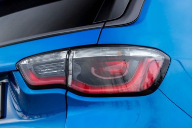 Jeep Pusula kompakt bir arazi aracı. Tüm tekerden çekişli hibrit araba fotoshoot için park edildi..