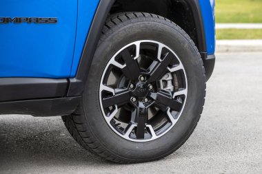 Jeep Pusula kompakt bir arazi aracı. Tüm tekerden çekişli hibrit araba fotoshoot için park edildi..