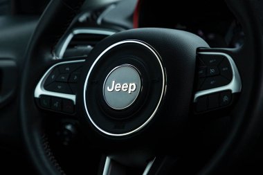 Jeep Pusula kompakt bir arazi aracı. Tüm tekerden çekişli hibrit araba fotoshoot için park edildi..
