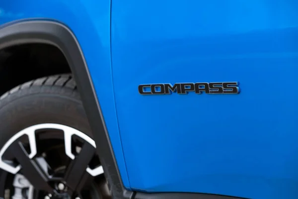 Jeep Pusula kompakt bir arazi aracı. Tüm tekerden çekişli hibrit araba fotoshoot için park edildi..