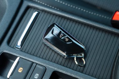 Skoda Octavia, Çek otomobil üreticisi Skoda Auto tarafından 1996 yılından beri üretilen küçük bir aile arabasıdır. Eşsiz bir anahtar tasarımı var..