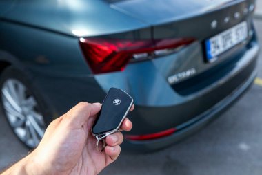 Skoda Octavia, Çek otomobil üreticisi Skoda Auto tarafından 1996 yılından beri üretilen küçük bir aile arabasıdır. Eşsiz bir anahtar tasarımı var..