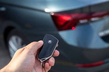 Skoda Octavia, Çek otomobil üreticisi Skoda Auto tarafından 1996 yılından beri üretilen küçük bir aile arabasıdır. Eşsiz bir anahtar tasarımı var..