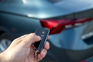 Skoda Octavia, Çek otomobil üreticisi Skoda Auto tarafından 1996 yılından beri üretilen küçük bir aile arabasıdır. Eşsiz bir anahtar tasarımı var..