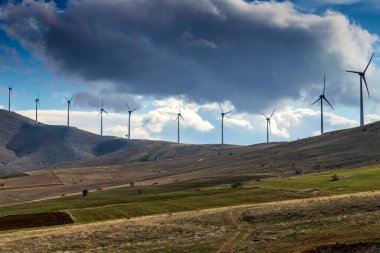 Rüzgar türbinleri enerji çiftliği, yeşil ekolojik enerji üretimi.