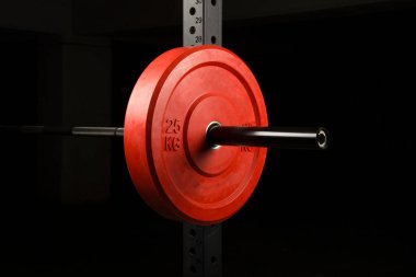 Siyah arka planda halter ve halter plakası