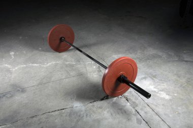 Siyah arka planda halter ve halter plakası.