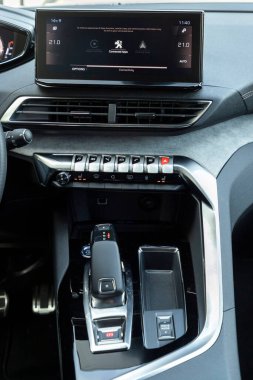 Peugeot 3008, Fransız otomobil üreticisi Peugeot tarafından tanıtılan kompakt bir çapraz geçiştir. Benzersiz bir iç tasarımı var..