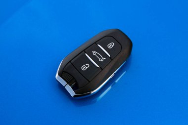 Peugeot 3008, Fransız otomobil üreticisi Peugeot tarafından tanıtılan kompakt bir çapraz geçiştir. Kablosuz araba anahtarı var.