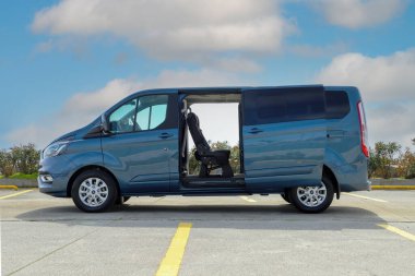 Ford Tourneo Custom Custom Eco Blue Hybrid, Ford tarafından üretilen orta boy önden çekişli bir yolcu minibüsüdür..