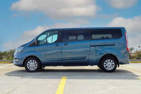 Ford Tourneo Custom Custom Eco Blue Hybrid, Ford tarafından üretilen orta boy önden çekişli bir yolcu minibüsüdür..