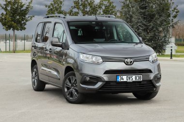 Toyota Proace City, Grup Psa işbirliğiyle geliştirilen yeni bir kompakt minibüs..