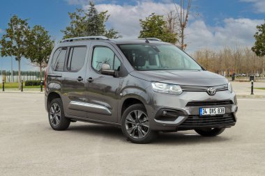 Toyota Proace City, Grup Psa işbirliğiyle geliştirilen yeni bir kompakt minibüs..