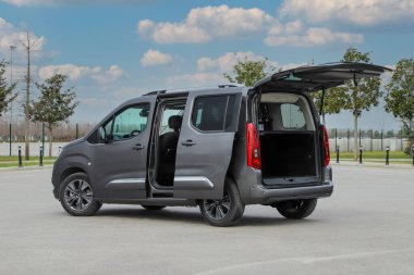 Toyota Proace City, Grup Psa işbirliğiyle geliştirilen yeni bir kompakt minibüs..