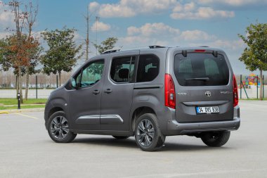 Toyota Proace City, Grup Psa işbirliğiyle geliştirilen yeni bir kompakt minibüs..