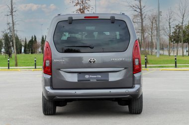 Toyota Proace City, Grup Psa işbirliğiyle geliştirilen yeni bir kompakt minibüs..