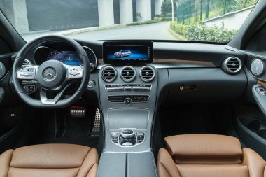 Mercedes-Benz C-Class, Daimler AG tarafından üretilen bir otomobil serisidir. Bu C200d Emlak modeli. Lüks bir iç tasarımı var..