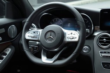 Mercedes-Benz C-Class, Daimler AG tarafından üretilen bir otomobil serisidir. Bu C200d Emlak modeli. Lüks bir iç tasarımı var..
