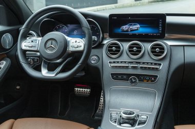 Mercedes-Benz C-Class, Daimler AG tarafından üretilen bir otomobil serisidir. Bu C200d Emlak modeli. Lüks bir iç tasarımı var..