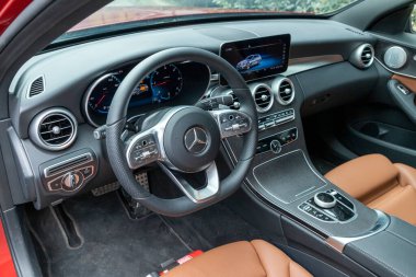 Mercedes-Benz C-Class, Daimler AG tarafından üretilen bir otomobil serisidir. Bu C200d Emlak modeli. Lüks bir iç tasarımı var..