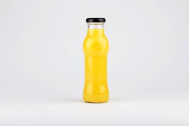 Beyaz arka planda izole edilmiş cam meyve suyu şişesi..