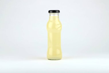 Beyaz arka planda izole edilmiş cam meyve suyu şişesi..