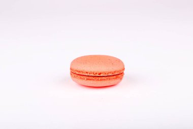 Beyaz arkaplanda izole edilmiş renkli makaronlar.