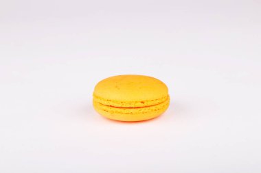 Beyaz arkaplanda izole edilmiş renkli makaronlar.