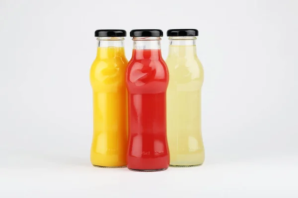 Glas Frukt Juice Flaska Isolerad Vit Bakgrund — Stockfoto