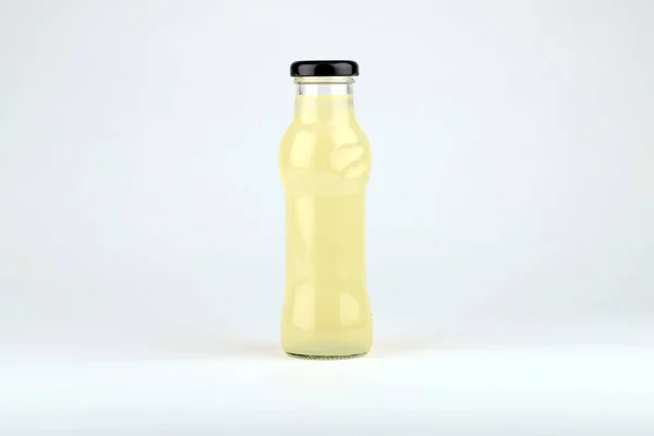 Glas Frukt Juice Flaska Isolerad Vit Bakgrund — Stockfoto
