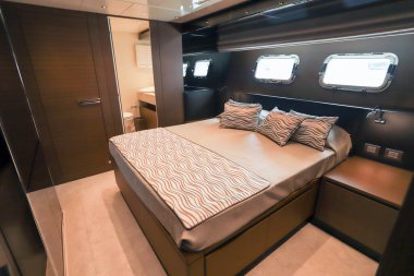 Yat limanında bir teknenin içinde.