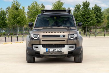 Land Rover Defender, İngiliz otomobil şirketi Jaguar Land Rover 'ın dört çekişli arazi aracı..