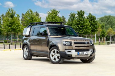 Land Rover Defender, İngiliz otomobil şirketi Jaguar Land Rover 'ın dört çekişli arazi aracı..