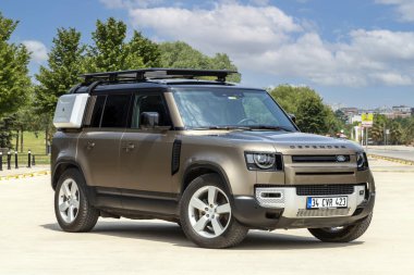 Land Rover Defender, İngiliz otomobil şirketi Jaguar Land Rover 'ın dört çekişli arazi aracı..